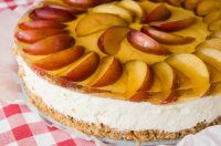 Sernik na zimno ze śliwkami